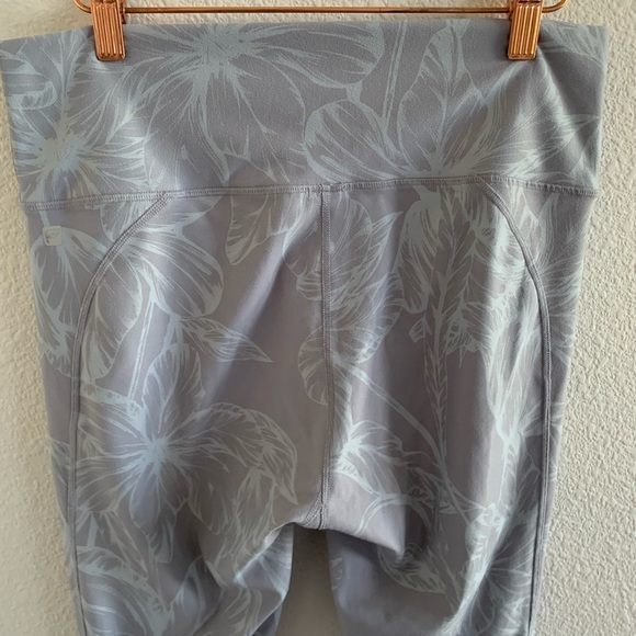 Fabletics Abstract Floral Active Pants Gray Light Purple Medium Athleisure  M - Picture 4 of 7